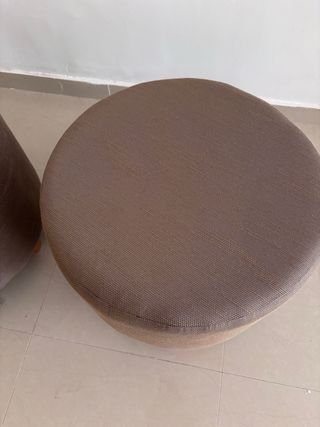 Dos puffs tapizados marrón