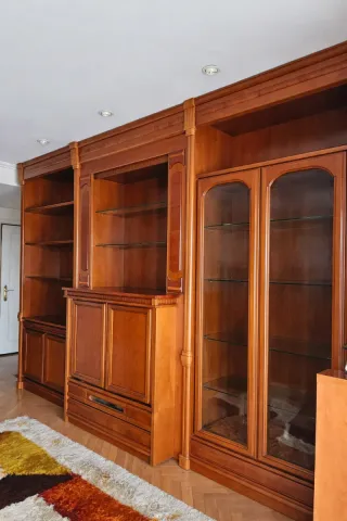 Mueble de salón de madera con vitrinas