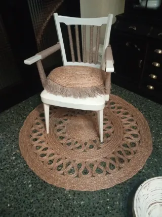 Sillón de madera y yute con alfombra