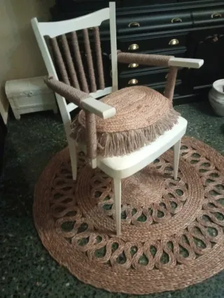 Sillón de madera y yute con alfombra