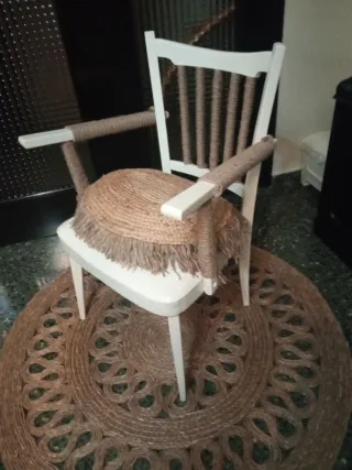 Sillón de madera y yute con alfombra