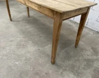 Mesa rústica de madera maciza