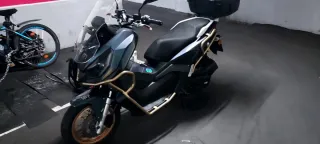 Maxi Scooter Negra y Dorada