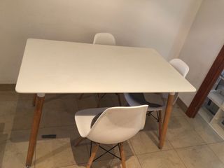 Mesa y 4 Sillas Comedor