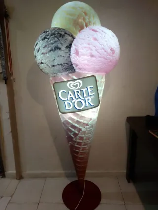 Cono de helado gigante luminoso Carte D’Or 175 cm”