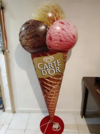 Cono de helado gigante luminoso Carte D’Or 175 cm”