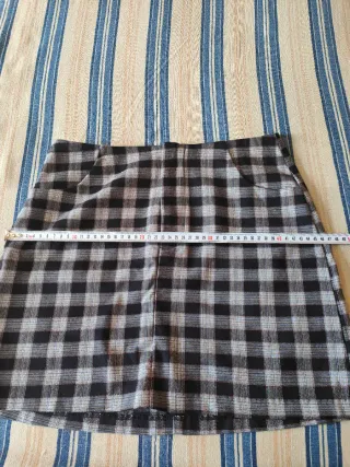 Falda de cuadros gris y negra