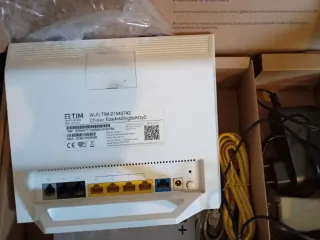 Modem TIM HUB+ bianco con accessori