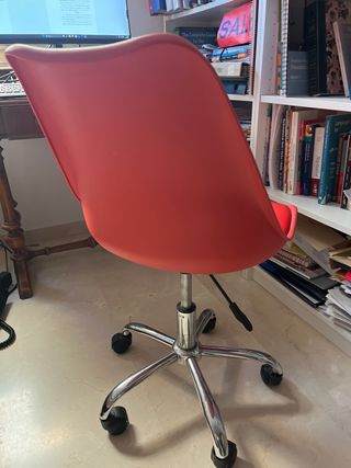 Silla de oficina roja Maison du Monde con ruedas