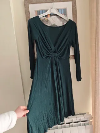 Vestido midi verde con nudo frontal