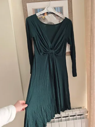 Vestido midi verde con nudo frontal