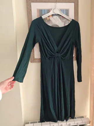Vestido midi verde con nudo frontal