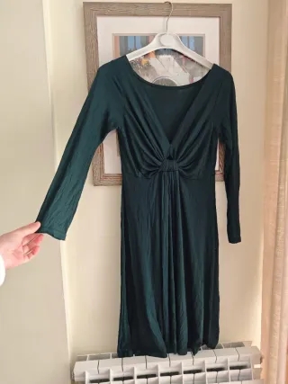 Vestido midi verde con nudo frontal