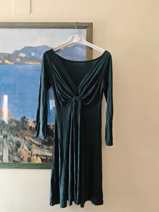 Vestido midi verde con nudo frontal