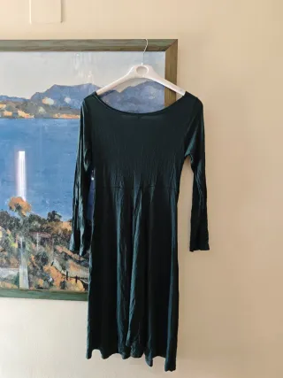 Vestido midi verde con nudo frontal