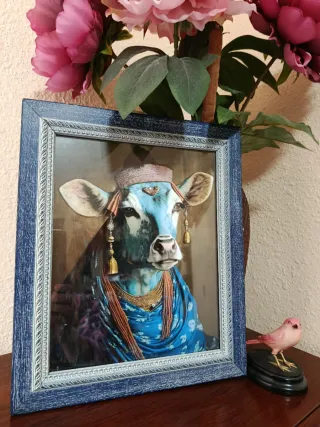 Cuadro Vaca Decoración Azul y Dorado