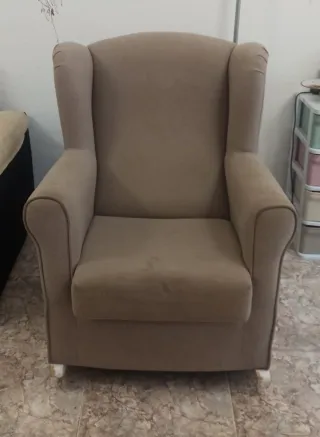 Mecedora beige de tela