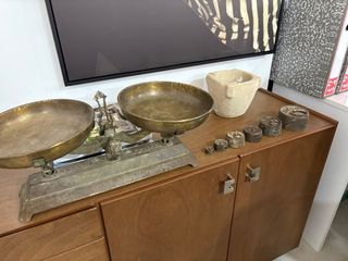 Báscula antigua con pesas