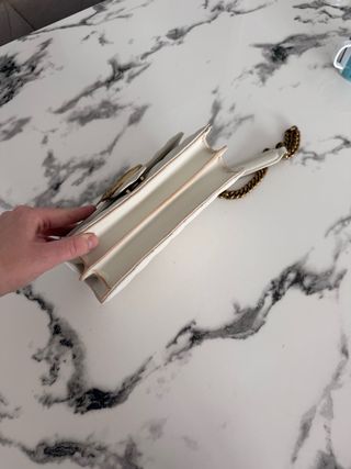 Bolso Pinko blanco con detalles dorados