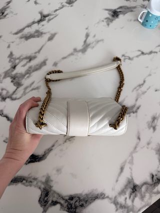 Bolso Pinko blanco con detalles dorados