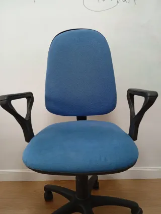 Silla de oficina ergonómica azul.Alcala de Henares