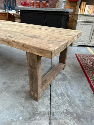 Mesa de madera maciza gruesa