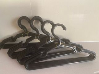 Perchas para ropa de niño.