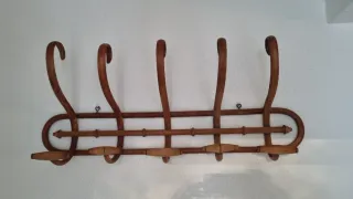 Perchero de madera curvo restaurado