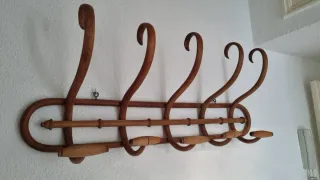 Perchero de madera curvo restaurado