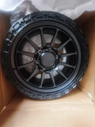 Llantas R17 y neumáticos 265 70 r17 nuevas.