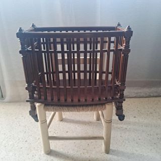 Revistero madera antiguo con ruedas