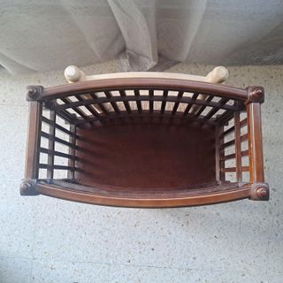 Revistero madera antiguo con ruedas