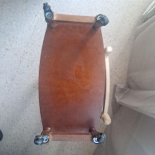 Revistero madera antiguo con ruedas