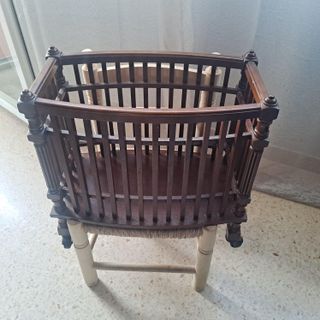 Revistero madera antiguo con ruedas