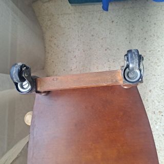 Revistero madera antiguo con ruedas