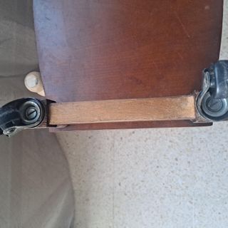 Revistero madera antiguo con ruedas
