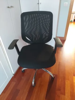 Silla de oficina ergonómica negra