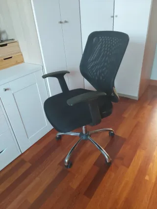Silla de oficina ergonómica negra