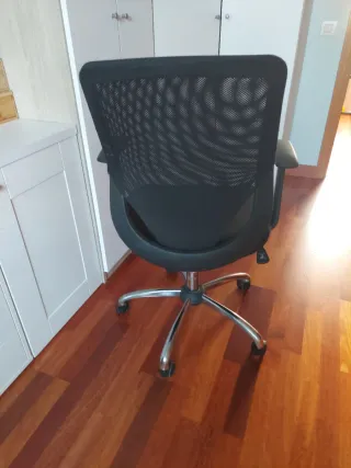 Silla de oficina ergonómica negra