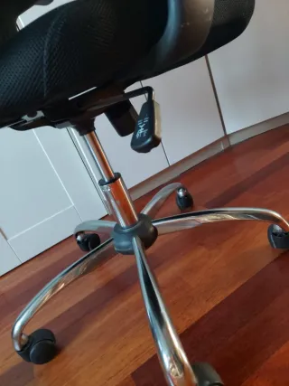 Silla de oficina ergonómica negra
