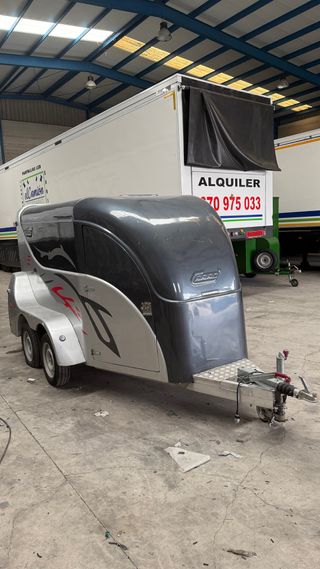 Remolque cerrado fibra motos