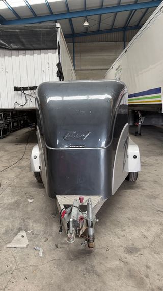 Remolque cerrado fibra motos