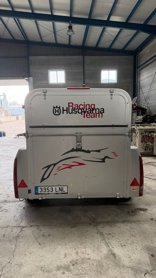 Remolque cerrado fibra motos