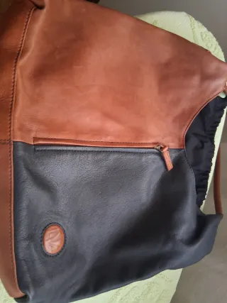 Bolso Marrón Elegante con Hebilla Dorada