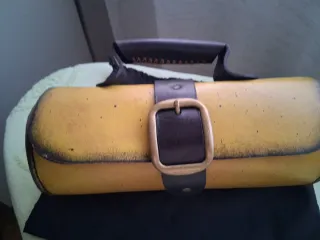 Bolso Marrón Elegante con Hebilla Dorada