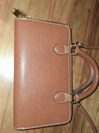 Bolso Marrón Elegante con Hebilla Dorada