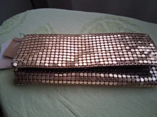 Bolso Marrón Elegante con Hebilla Dorada