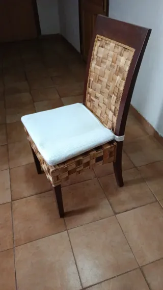 Sillas de comedor de ratán y madera 10€ cada una