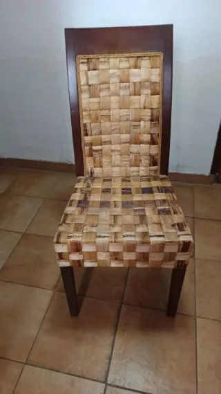 Sillas de comedor de ratán y madera 10€ cada una
