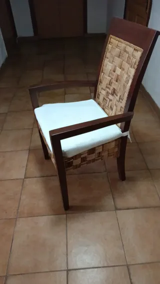 Sillas de comedor de ratán y madera 10€ cada una